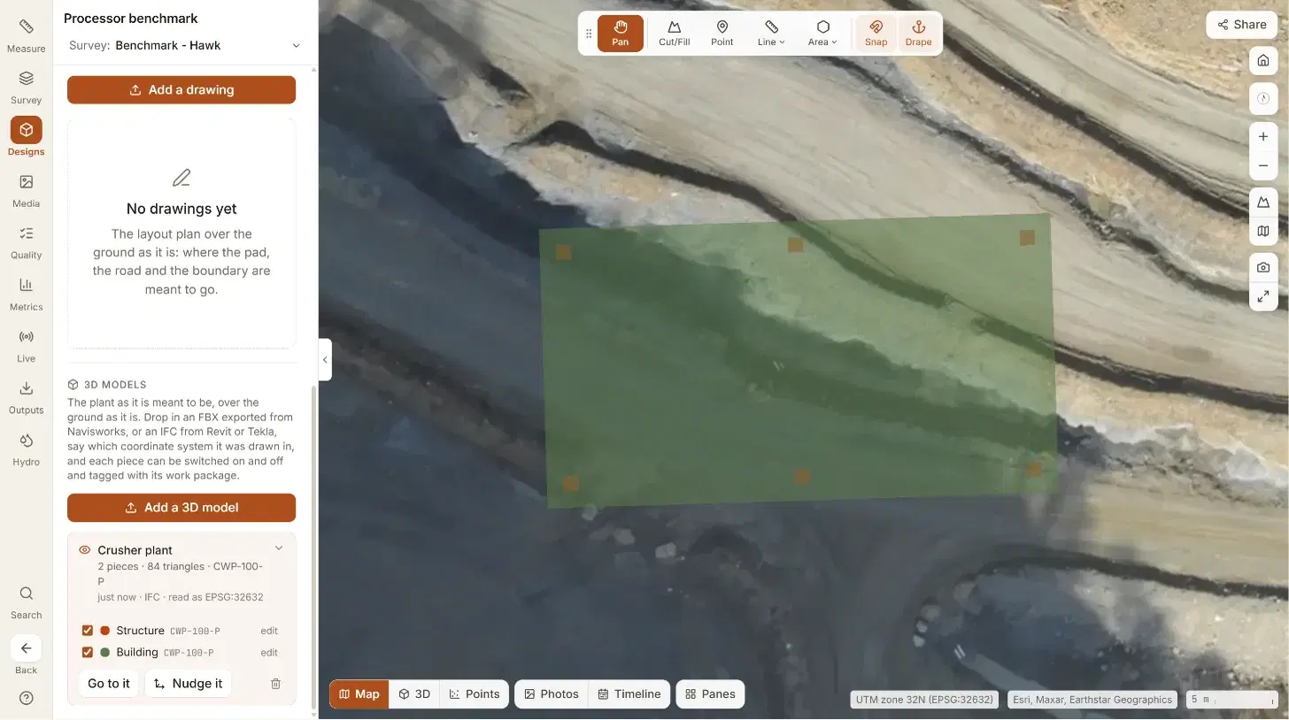 A placed 3D model's footprints on the map, a pad and six columns, with its two pieces and their work package code listed in the panel